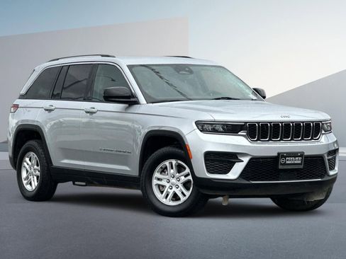 Used 2024 Jeep Grand Cherokee Laredo RWD image 2