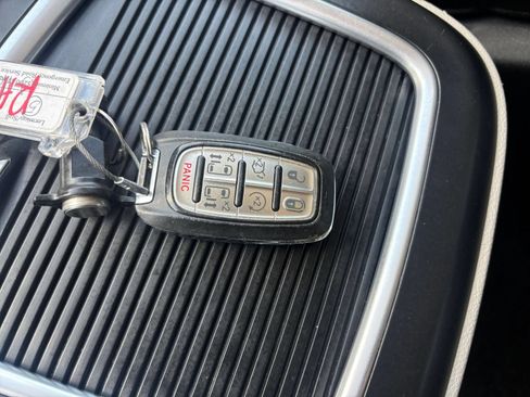 Used 2023 Chrysler Pacifica Touring-L FWD image 21