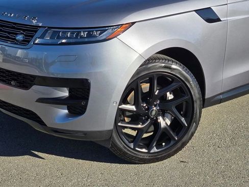 Used 2024 Land Rover Range Rover Sport SE image 2