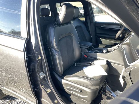 New 2025 Jeep Grand Cherokee Altitude image 24