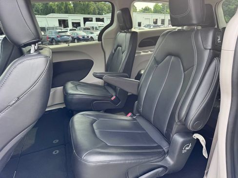 Used 2023 Chrysler Pacifica Touring-L FWD image 29