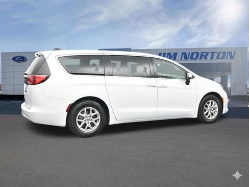 Used 2022 Chrysler Voyager LX FWD image 14