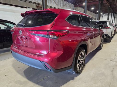 Used 2021 Toyota Highlander XLE AWD/4WD image 2