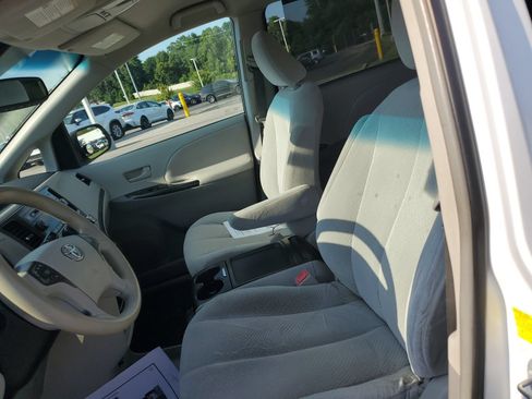 Used 2011 Toyota Sienna LE w/ Towing Pkg FWD image 15