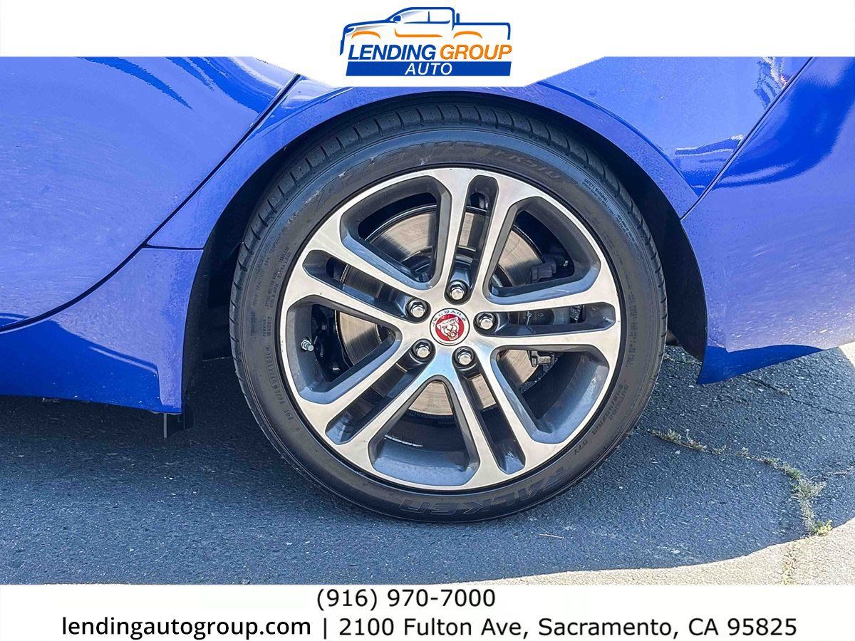 Used 2017 Jaguar XE Premium RWD image 10