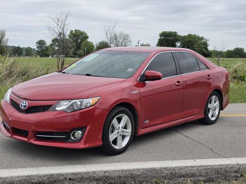Used 2014 Toyota Camry SE FWD image 2