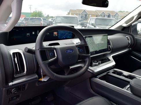 New 2026 Ford Expedition Max Platinum w/ Driver's Package AWD/4WD image 17