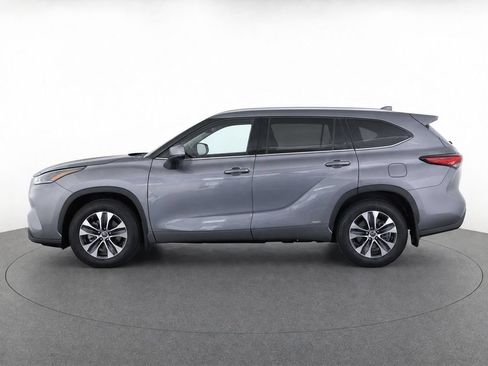 Used 2025 Toyota Highlander XLE AWD/4WD image 8