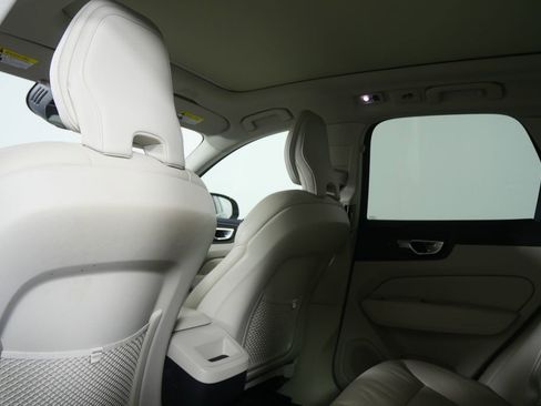 Used 2021 Volvo XC60 T5 Momentum image 16