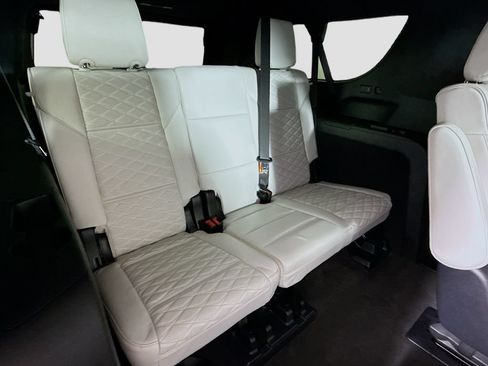 Used 2025 Cadillac Escalade ESV Sport Platinum AWD/4WD image 29