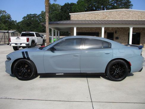 Used 2018 Dodge Charger SXT w/ Blacktop Package RWD image 19