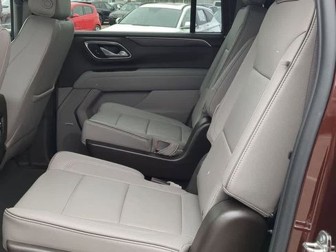 Used 2023 GMC Yukon XL SLT w/ SLT Luxury Package image 18