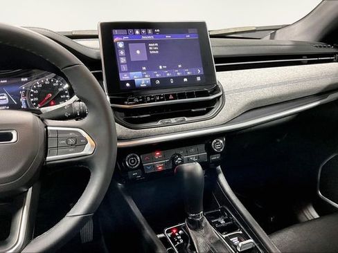 Used 2024 Jeep Compass Latitude image 10