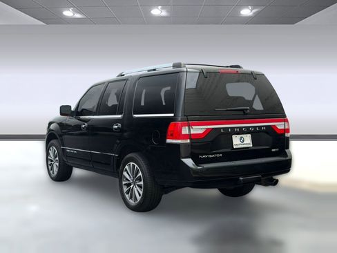 Used 2016 Lincoln Navigator Select RWD image 3