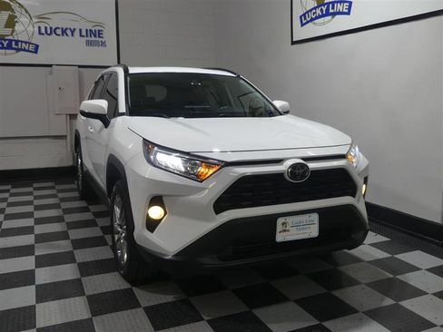 Used 2019 Toyota RAV4 XLE Premium image 5