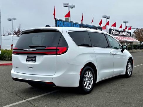 Certified 2024 Chrysler Pacifica Touring-L image 4