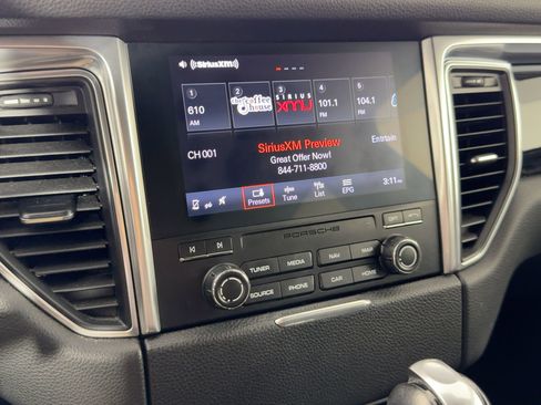 Used 2018 Porsche Macan S image 22