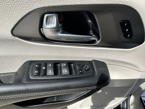 Used 2024 Chrysler Pacifica Touring-L FWD image 7