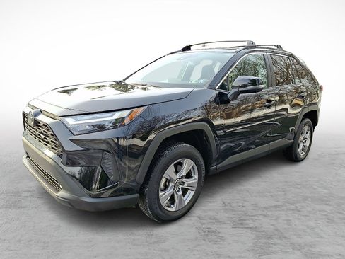 Used 2022 Toyota RAV4 XLE image 3