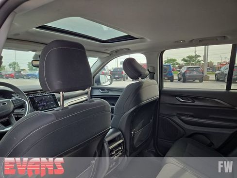 Used 2023 Jeep Grand Cherokee Laredo w/ Trailer Tow Prep Group (B) AWD/4WD image 21