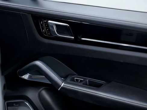 Used 2020 Porsche Cayenne Turbo S image 22