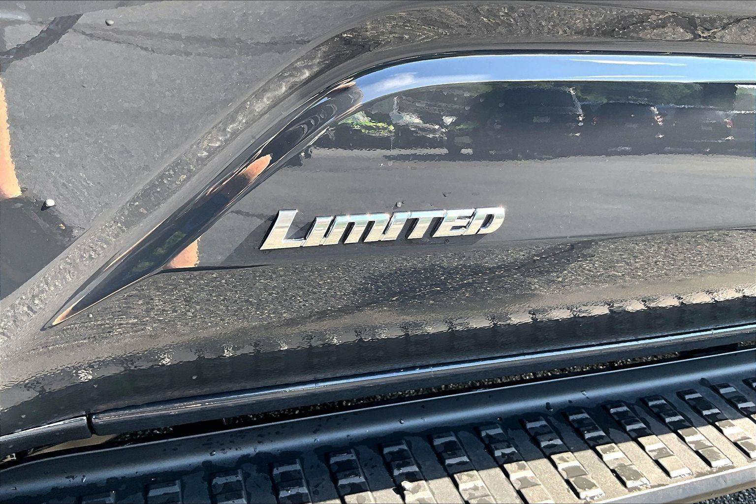 Used 2025 Toyota 4Runner Limited AWD/4WD image 8