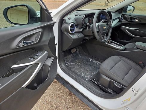 Used 2024 Chevrolet Trax LS image 22