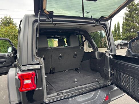 Used 2025 Jeep Wrangler Unlimited Rubicon AWD/4WD image 30