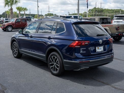 Used 2021 Volkswagen Tiguan SE w/ Panoramic Sunroof Package image 5