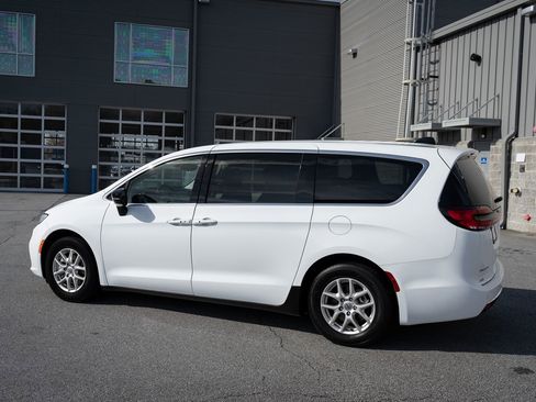 Used 2024 Chrysler Pacifica Touring-L FWD image 7