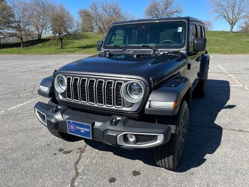 Used 2025 Jeep Wrangler Unlimited Sahara AWD/4WD image 4