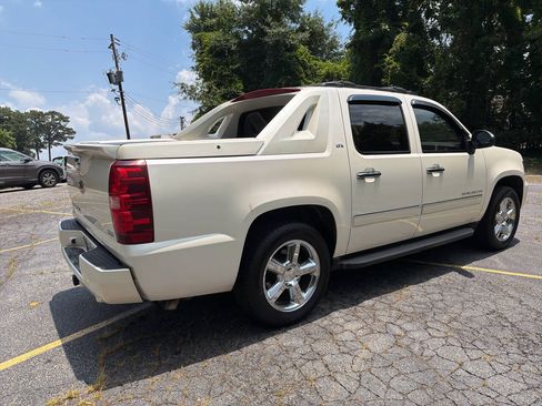 Used 2012 Chevrolet Avalanche LTZ RWD image 7