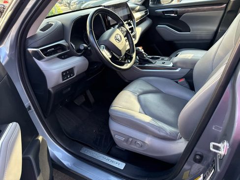 Used 2020 Toyota Highlander Limited FWD image 9