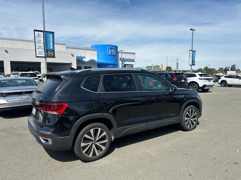 Used 2022 Volkswagen Taos SE FWD image 3