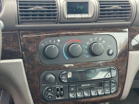 Used 2004 Chrysler Sebring Limited w/ Cold Weather Group image 9