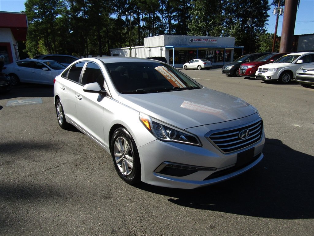 Used 2015 Hyundai Sonata SE w/ Option Group 09 FWD image 9