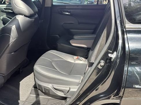 Used 2023 Toyota Highlander XLE FWD image 16