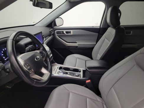 Used 2021 Ford Explorer XLT w/ Equipment Group 202A AWD/4WD image 17