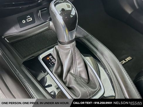 Certified 2018 Nissan Rogue SL FWD image 17
