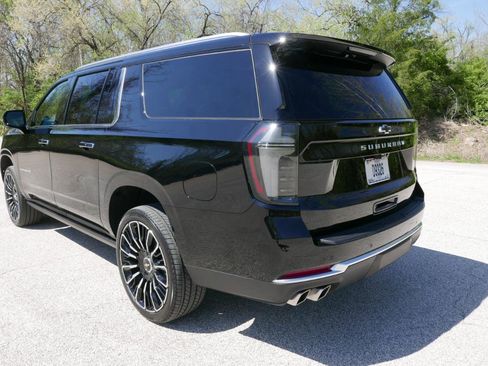 Used 2025 Chevrolet Suburban High Country AWD/4WD image 8