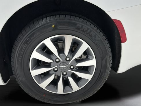 Used 2023 Chrysler Pacifica Touring-L FWD image 8