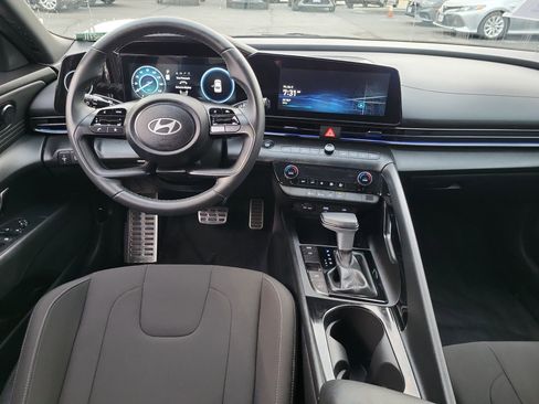 Certified 2025 Hyundai Elantra SEL image 6