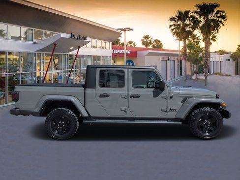 Used 2021 Jeep Gladiator Sport AWD/4WD image 2