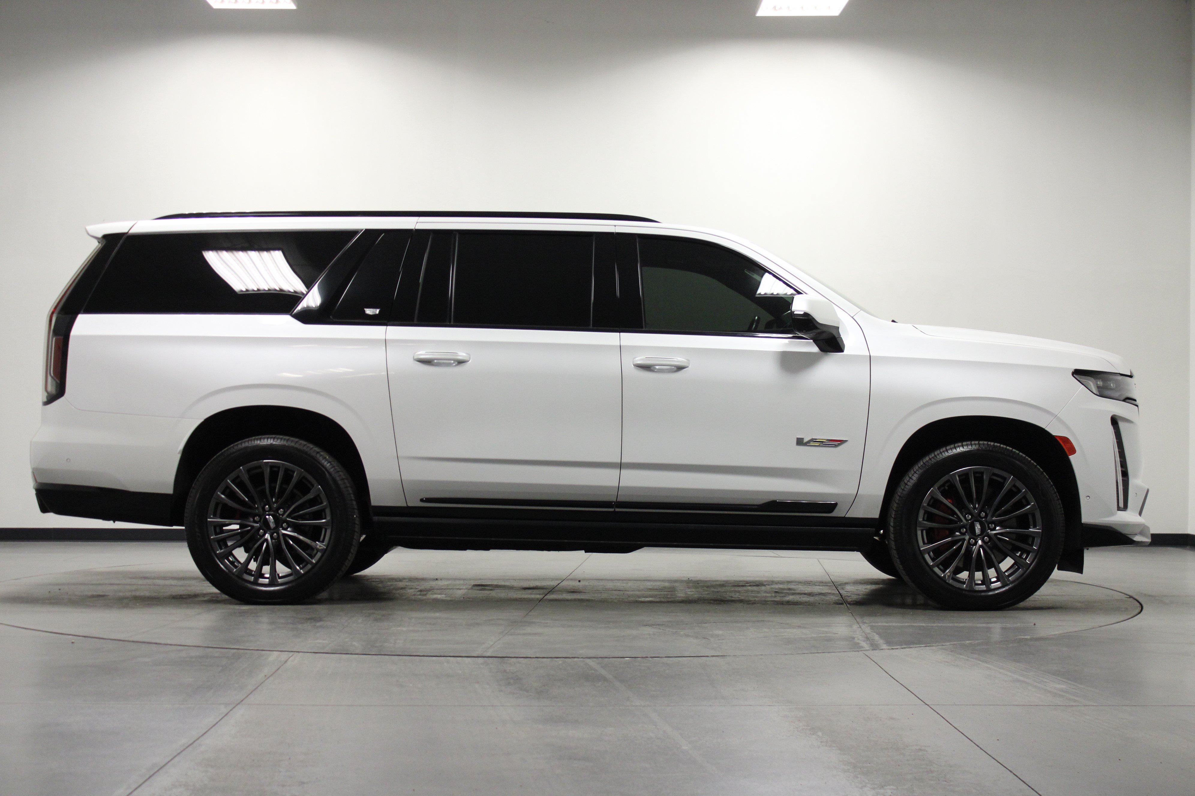 Used 2023 Cadillac Escalade ESV V w/ Heavy-Duty Trailer Package AWD/4WD image 3