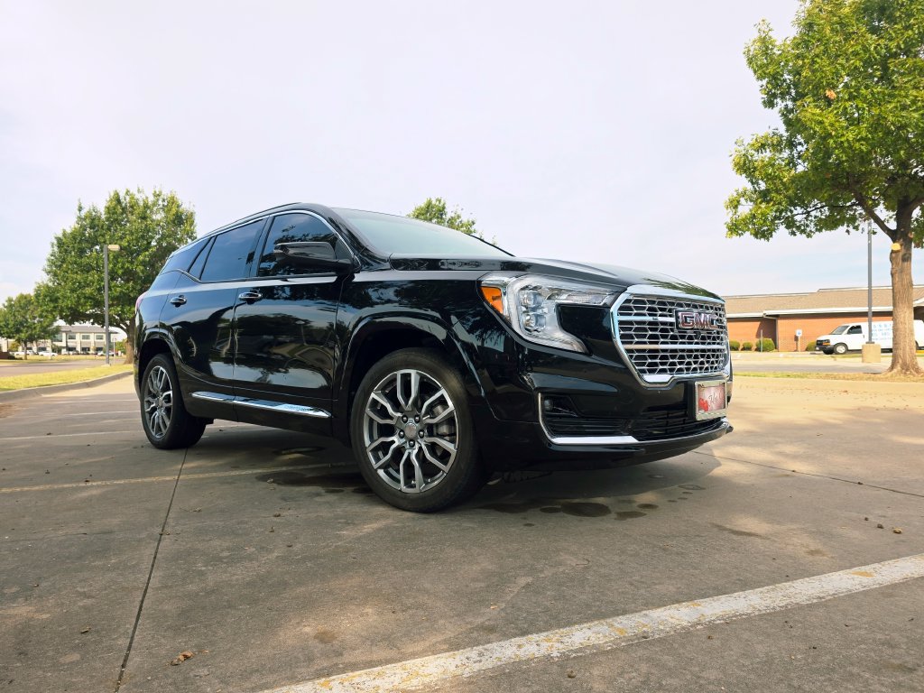 Used 2024 GMC Terrain Denali w/ Denali Premium Package AWD/4WD image 9