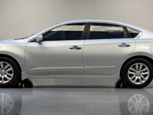 Used 2017 Nissan Altima 2.5 S w/ Power Driver Seat Package FWD image 3