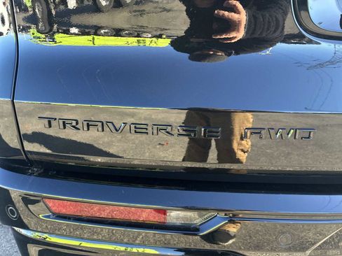 Used 2024 Chevrolet Traverse RS image 33