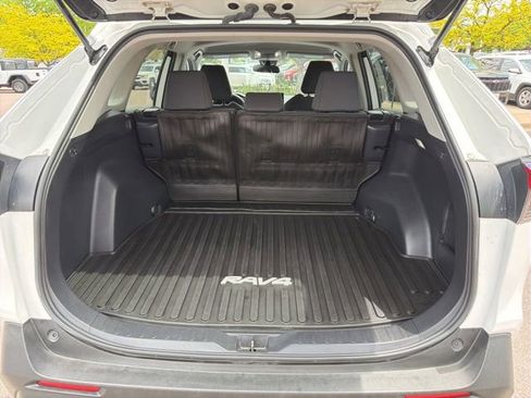 Used 2022 Toyota RAV4 LE AWD/4WD image 8