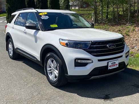 Used 2022 Ford Explorer XLT w/ Equipment Group 202A AWD/4WD image 3