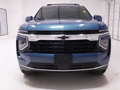 Used 2025 Chevrolet Suburban LS RWD image 2
